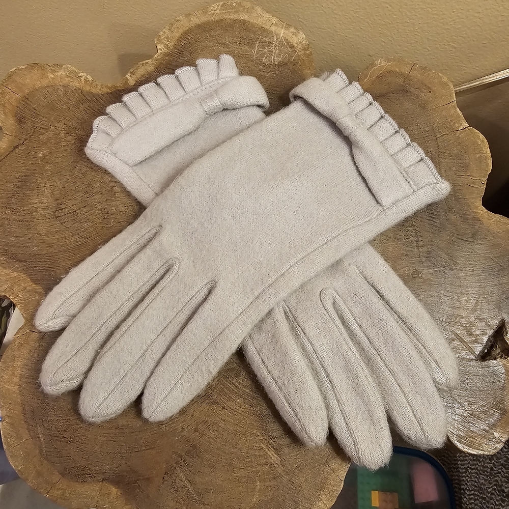Soft ruffle gloves